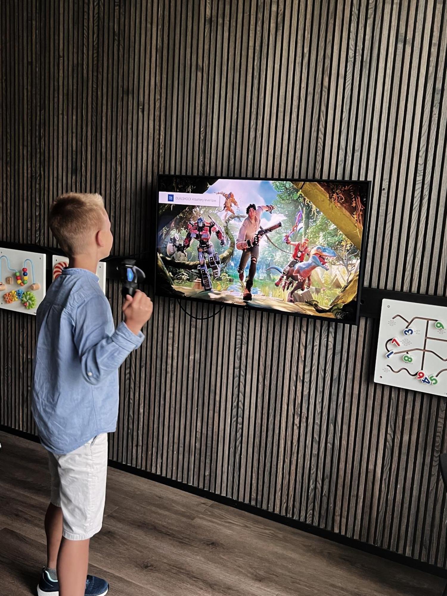 Mana Sleep & Spa Druskininkai Exterior photo A child playing a video game
